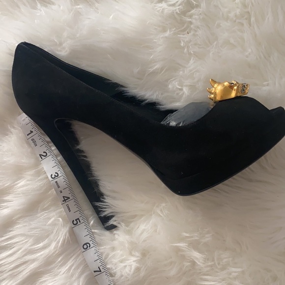 Alexander McQueen Black Velour Peep Toe Pumps 41 NIB Gold Skull Hardware - Picture 9 of 10